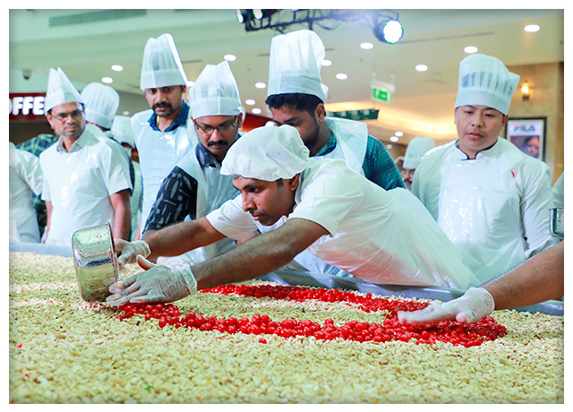 lulu-hypermarket-cake-mixing-1