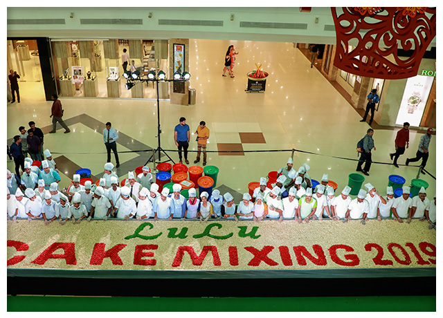 lulu-hypermarket-cake-mixing-2